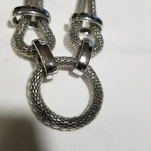 Lightweight silvertone necklace - Picture 2 of 5